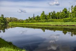 Un canale nel parco pubblico vicino al castello di Rambouillet, Francia.
