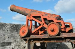 Un cannone del 1800 a Fort Fincastle, Nassau, Bahamas. Realizzato in pietra calcarea attorno al 1793 e posizionato strategicamente in cima alla collina di Bennet per proteggere la città ...