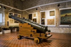 Un cannone esposto al Museo Marittimo nel Forte St. John, Dubrovnik, Croazia. Questa fortificazione ha svolto un ruolo importante nella difesa del porto cittadino protetto a sud mentre il lato ...
