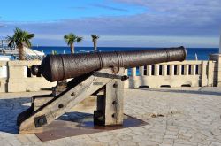 Un cannone in bronzo sul lungomare di Finale Ligure, provincia di Savona.
