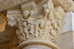 Un capitello decorato all'abbazia di Fleury a Saint-Benoit-sur-Loire (Francia).

