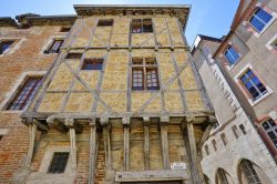 Un caratteristico edificio a graticcio nel centro storico di Cahors, dipartimento del Lot (Francia).

