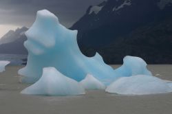 Un caratteristico iceberg color blu al Parco Nazionale Torres del Paine, Puerto Natales, Cile.
