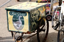 Un carretto vintage della Cremerie Clerc a Pezenas, Francia, per la vendita di paté di fois gras - © Gary Perkin / Shutterstock.com