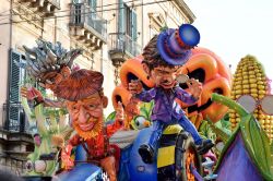 Un carro allegorico alla sfilata del Carnevale di Acireale in Sicilia - © solosergio / Shutterstock.com