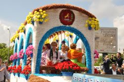 Un carro floreale alla Batalla de las Flores (Battaglia dei fiori), a Cordova - © lingling7788 / Shutterstock.com