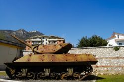 Un carroarmato della Seconda Guerra Mondiale Cassino nel Lazio. Sullo sfondo l'Abbazia Benedettina