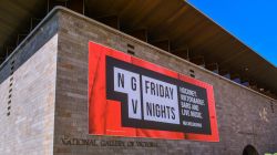 Un cartellone pubblicitario sulla facciata della National Gallery of Victoria a Melbourne, Australia - © jejim / Shutterstock.com