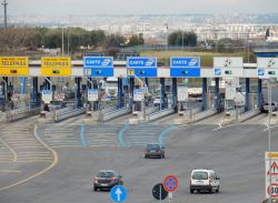 Un casello autostradale nei pressi di Roma, Lazio  - © Lucamato / Shutterstock.com