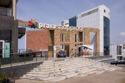 Un centro commerciale a Praia, capitale di Capo Verde. Dall'Indipendenza ottenuta nel 1975 la città è cresciuta molto, anche economicamente - © Salvador Aznar / Shutterstock.com ...