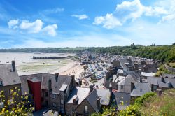 Un centro per la coltivazione delle ostriche a Cancale, Francia. Due volte al giorno la baia ospita una delle maree più forti d'Europa. Il litorale che si trasforma diventa un vero ...