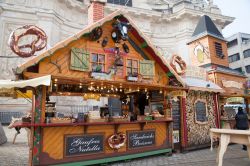 Un chiosco di dolci e panini al mercato di Natale nel centro di Nancy, Francia - © Julia Kuznetsova / Shutterstock.com