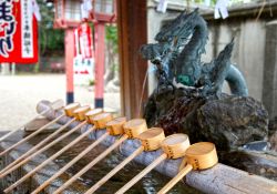 Un chozuya per le purificazioni rituali allo Sumiyoshi Taisha Shrine di Osaka, Giappone. E' un padiglione per le abluzioni nello shintoismo - © Photographer253 / Shutterstock.com