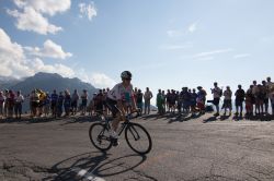 Un ciclista del Tour de France a La Rosiere: per la prima volta nella sua storia, nel 2018 il circuito del giro di Francia ha fatto tappa in questa località sciistica - © Fabrizio ...