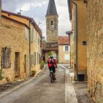 Un ciclista percorre una stradina della medievale Auch, Occitania, Francia. Questa località sorge in Armagnac nella valle del Gers.

