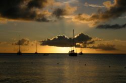 Un classico tramonto dei Caraibi a Rodney Bay, Saint Lucia.