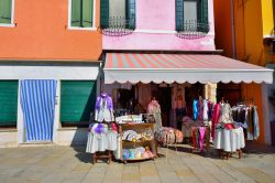 Un colorato negozio di souvenir a Burano, Venezia - l'isola di Burano, per quanto piccola e senza tempo, non manca certo di accontentare i tanti turisti che la raggiungono ogni giorno, a ...