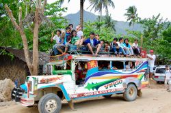 Un colorato taxi a Puerto Princesa, capitale di Palawan, Filippine - © Jeff Kingma / Shutterstock.com