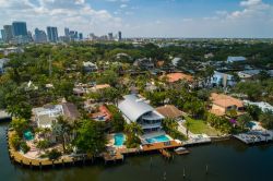 Un complesso residenziale lussuoso visto dall'aereo a Fort Lauderdale, Florida.

