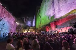 Un concerto nello scenario suggestivo delle cave di Trontano in Piemonte: siamo all'interno della manifestazione Tones of the Stones