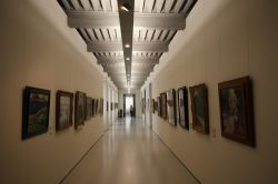 Un corridoio con quadri al museo Fabre di Montpellier, Francia. Principale museo d'arte della città, si sviluppa su uan superficie di oltre 9 mila metri qaudrati. Venne inaugurato ...