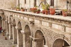 Un cortile decorato nella città di Arequipa, Perù. Colonne e capitelli finemente ornati impreziosiscono il cortile di una casa peruviana.



