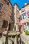 Un cortile di una casa medievale in centro a Rodez, Francia del sud