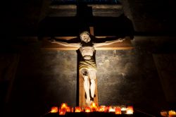 Un crocifisso nella cattedrale di Chartres, Francia - © DIDIER FOTO / Shutterstock.com