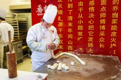 Un cuoco cinese prepara i tradizionali Huoshao a Nanjing. Considerato uno dei più noti cibi da strada della Cina, è preparato con carne, fegato e intestino di maiale a cui si aggiungono ...