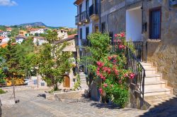 Un delizioso angolo del borgo di Satriano di Lucania, Basilicata. A chiunque lo attraversi, il borgo offre suggestivi scorci panoramici fra splendidi portali in ferro, pittoreschi murale e palazzi ...