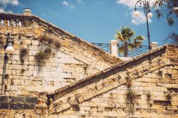 Un dettaglio architettonico delle mura sul lungomare di Sciacca, Sicilia.

