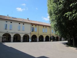 Un dettaglio dei portici in centro a Nonantola in provincia di Modena in Emilia-Romagna - © pietro scerrato, CC BY 3.0, Wikipedia