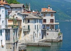 Un dettaglio del borgo di Brienno con le case e i palazzi a sbalzo sul Lago di Como