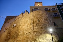 Un dettaglio dell'architettura del villaggio di La Vila Joiosa, Spagna. Le mura fortificate fotografate di notte fra le strette viuzze di questa località della provincia di Alicante.  ...