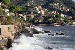 Un dettaglio della passeggiata di Recco con il mare in tempesta, Genova, Liguria. Il Comune si trova in una piccola insenatura del Golfo Paradiso.



