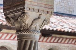 Un dettaglio di un capitello del chiostro dell'Abbazia di Follina in Veneto