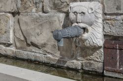 Un dettaglio di una fontana pubblica di Gemona del Friuli