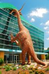 Un dinosauro affacciato alla finestra del Children's Museum di Indianapolis, Indiana - © James Kirkikis / Shutterstock.com