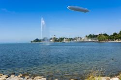 Un dirigibile Zeppelin sorvola le acque del Lago di Costanza nella cittadina di Friedrichshafen (Baden-Wurttemberg, Germania).
