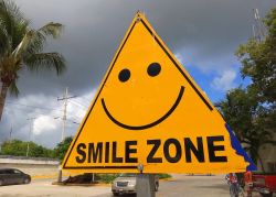 Un divertente segnale giallo di "Smile Zone" a Puerto Aventuras, Riviera Maya, Messico.

