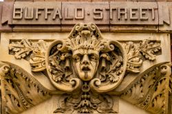 Un doccione in Buffalo Street nel distretto storico di Third Ward a Milwaukee, Wisconsin (USA).

