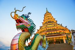 Un dragone davanti al tempio cinese di Wat Hyua Pla Kang a Chiang Rai, Thailandia - © kikujungboy / Shutterstock.com