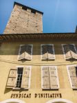 Un edificio affacciato in una stradina del centro storico di Cluny (Francia) in estate - © fotoliza / Shutterstock.com