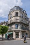 Un edificio all'angolo di una strada nella vecchia città di Fontainebleau, Francia - © Kiev.Victor / Shutterstock.com