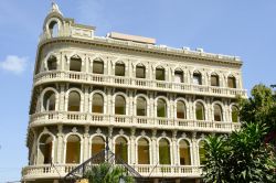 Un edificio coloniale nel centro di Santiago de Cuba, la seconda città del paese - © Stefano Ember / Shutterstock.com