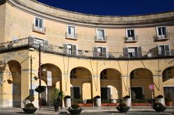 Un edificio con grande balconata nel centro di Caserta, Campania, Italia.
