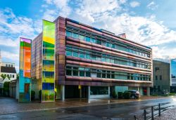 Un edificio dall'architettura moderna nella città di Vaduz, Liechtenstein. - © trabantos / Shutterstock.com
