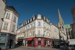 Un edificio d'angolo nel centro di Chartres, Francia. Questa bella località, capoluogo del dipartimento dell'Eur-et-Loire, si trova nella regione del Centro-Valle della Loira ...