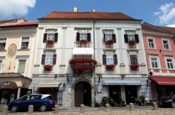 Un edificio del centro storico di Ptuj, cittadina sulla rive del fiume Drava, Slovenia - © Zvonimir Atletic / Shutterstock.com