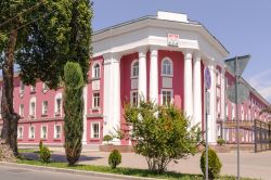 Un edificio di impronta sovietica nel centro di Dushanbe, Tagikistan - © Oguz Dikbakan / Shutterstock.com